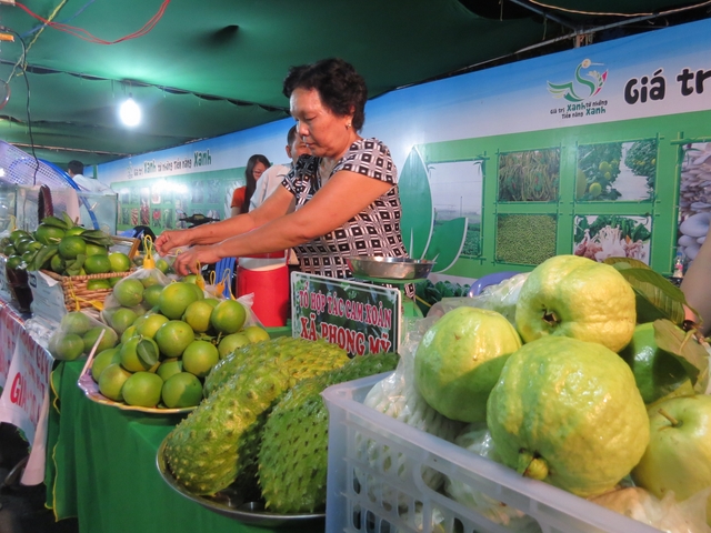 Trái cây sạch tiếp cận người tiêu dùng ở Phiên chợ Nông nghiệp xanh